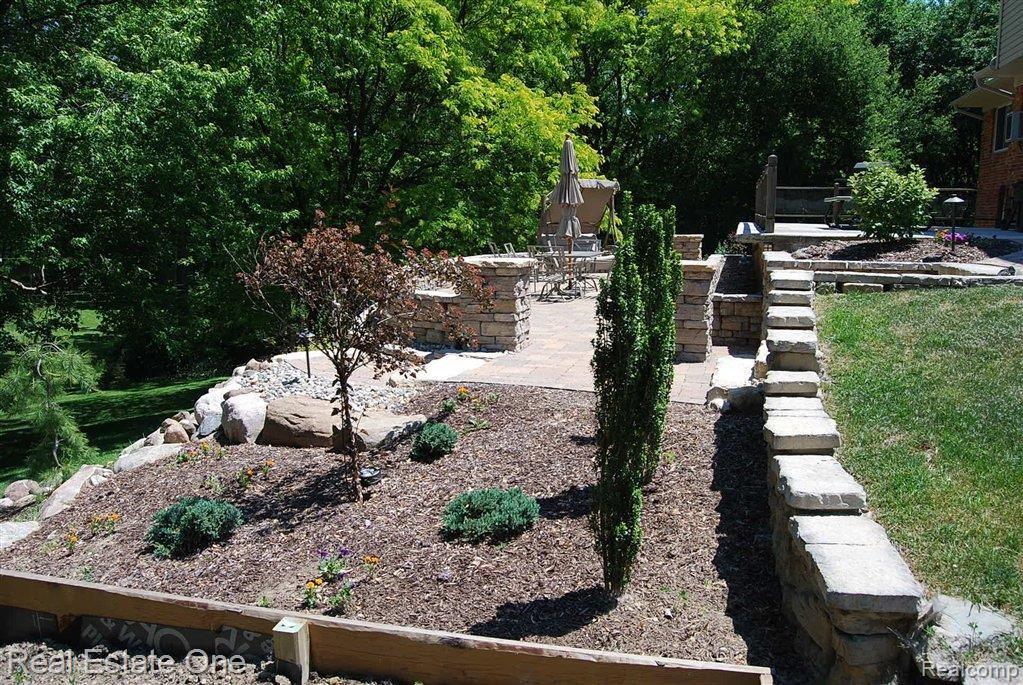 857 Briar Court Rochester, MI 48309 - Photo 17 of 22 Landscaped Surround