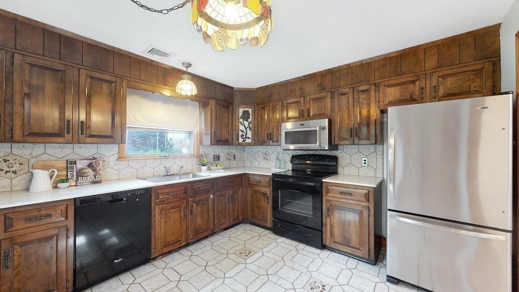 33 John Street Newton, MA 02459 - Photo 8 of 34