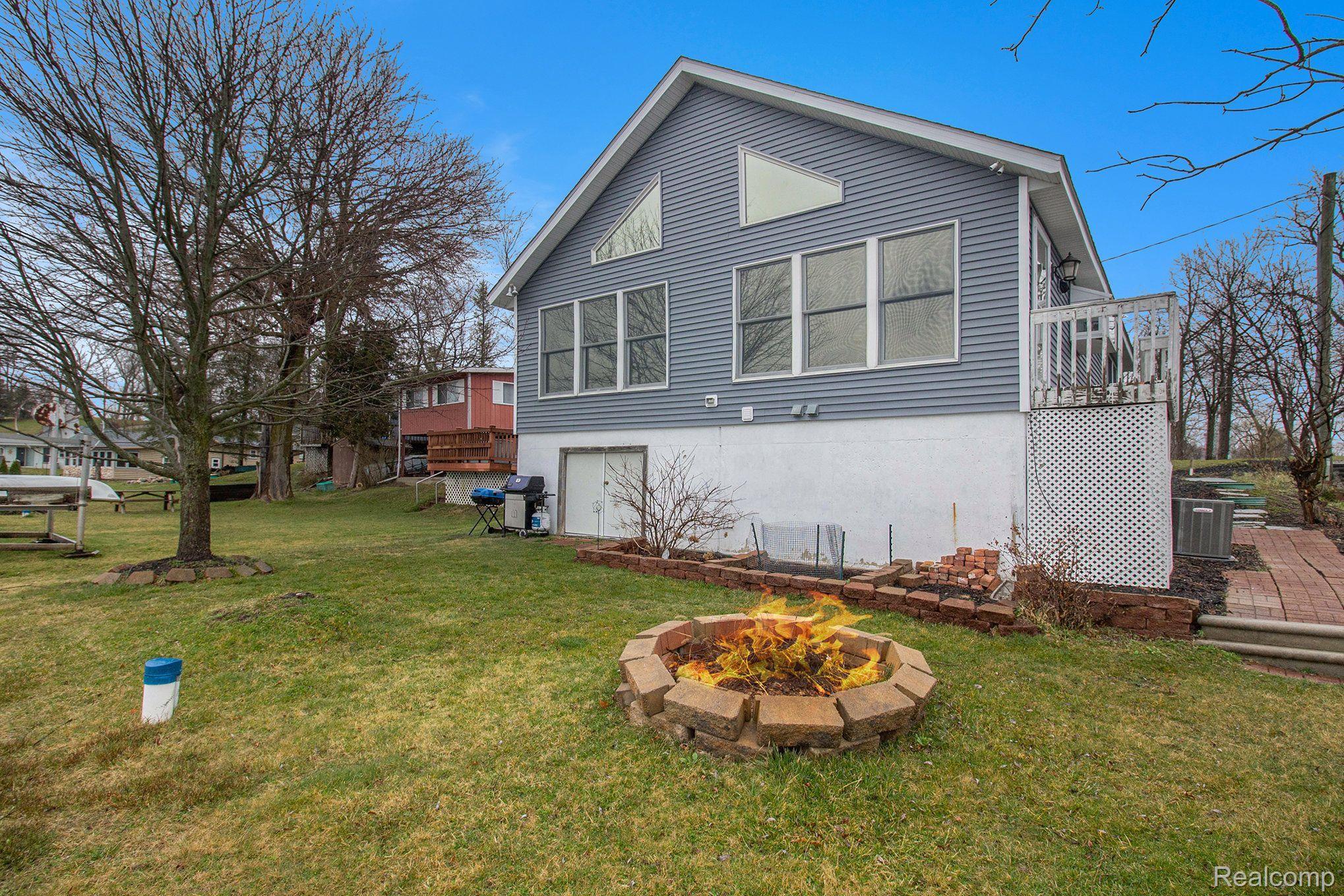 1697 Triangle Lake Road Howell, MI 48843 - Photo 16 of 25 Gallery Image 16