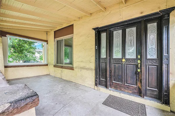 a view of livingroom with furniture
