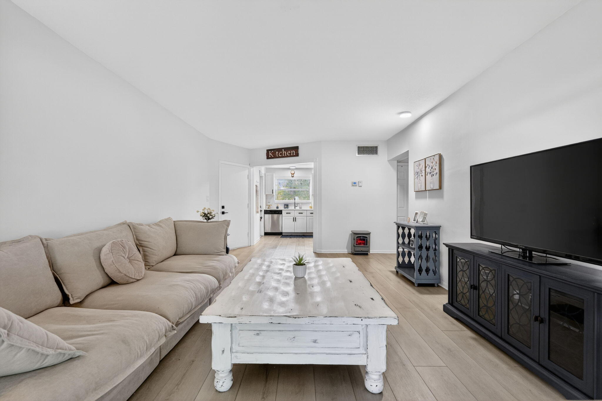 91 Willow Road, Unit 104 Tequesta, FL 33469 - Photo 6 of 25 Living Room