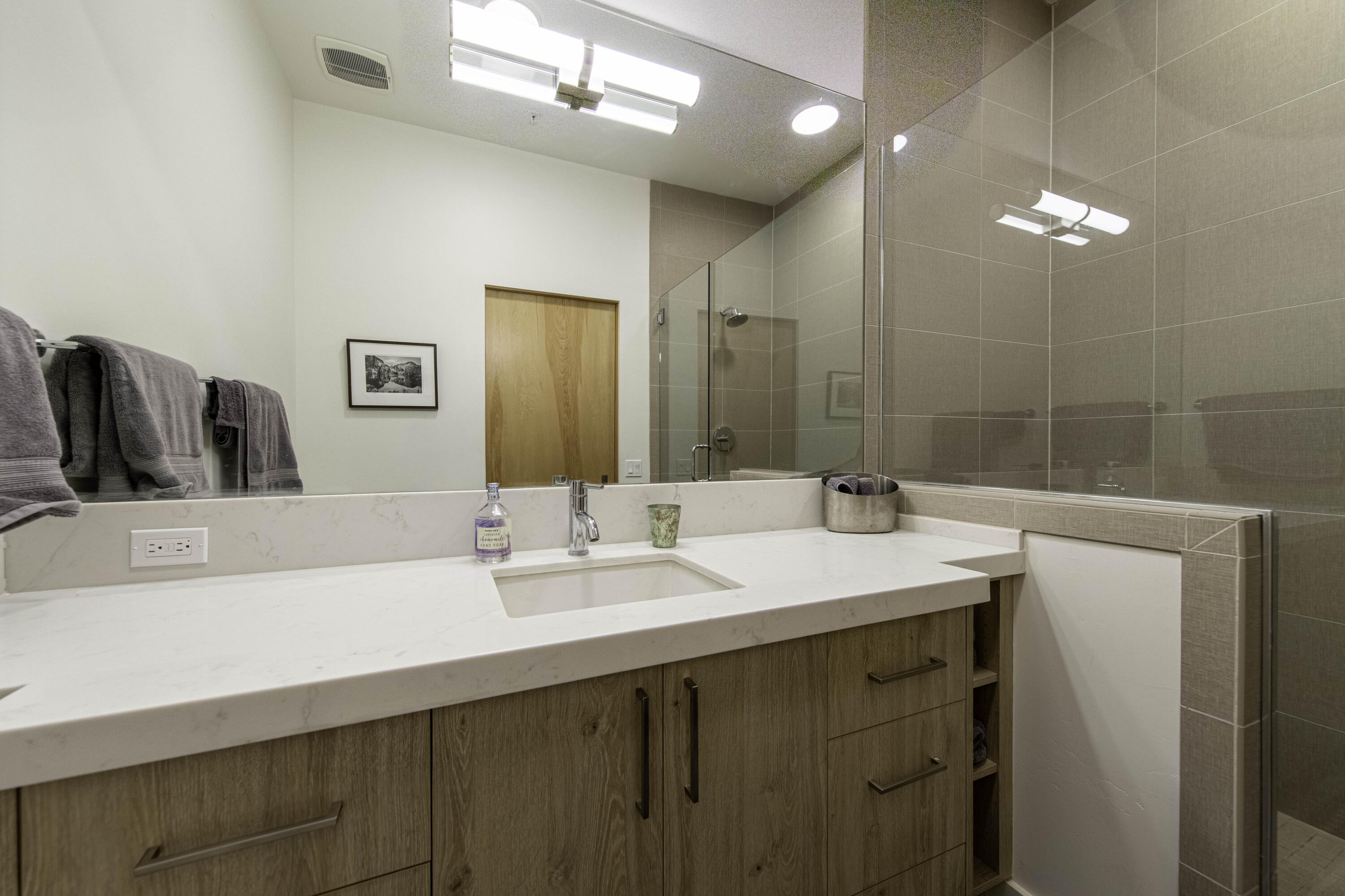 516 North Main Street, Unit 5 Hailey, ID 83333 - Photo 12 of 16 Second en Suite Bath