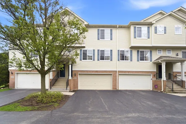 $2,650 | 1854 Fredericksburg Lane, Aurora, IL 60503