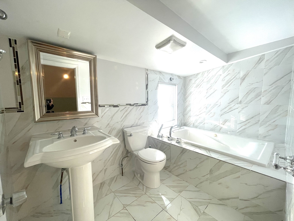 76 Cloverdale Road, Unit 76 Newton, MA 02461 - Photo 9 of 10 a bathroom with a sink toilet and a bathtub