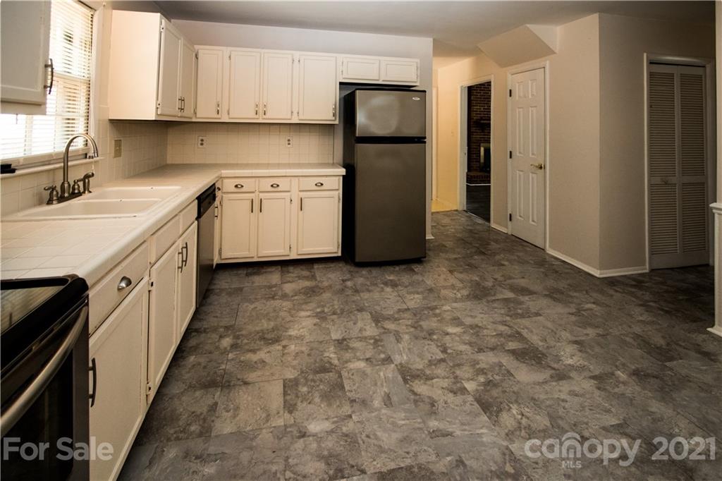 412 Neill Ridge Road Matthews, NC 28105 - Photo 5 of 25 a kitchen with a sink stove and refrigerator