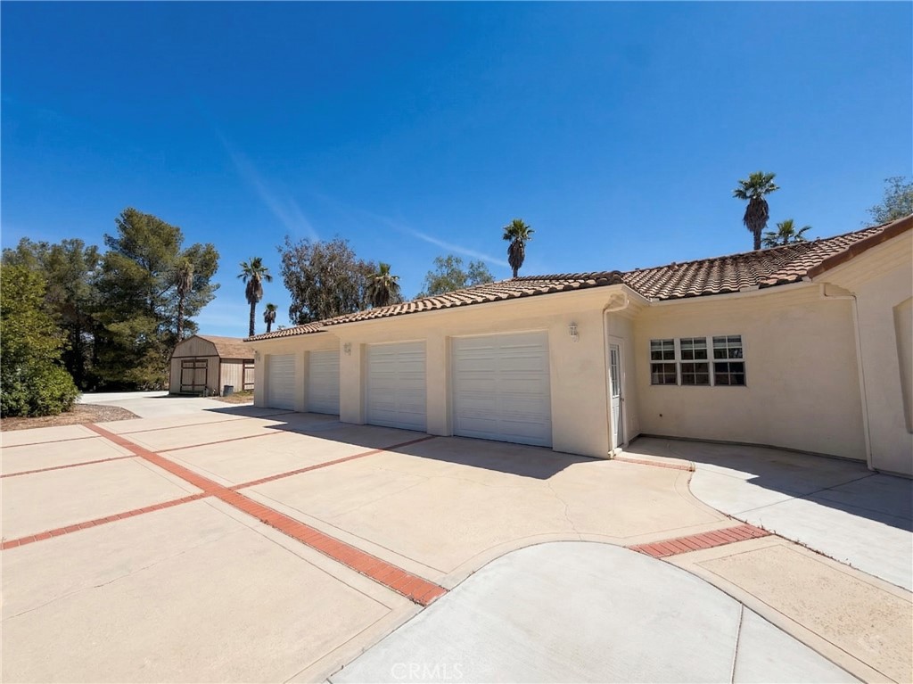 39850 Kapalua Way Temecula, CA 92592 - Photo 4 of 35 a view of a big room