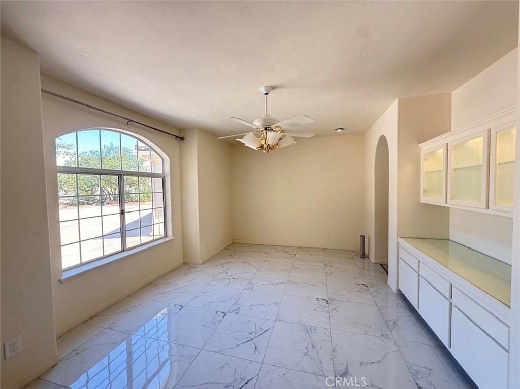 39850 Kapalua Way Temecula, CA 92592 - Photo 7 of 35 en empty room with windows