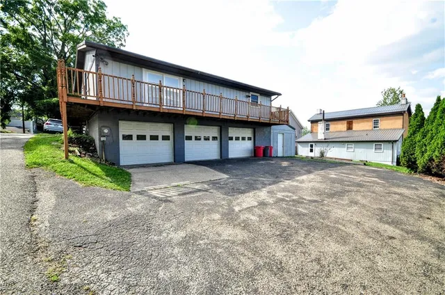 a view of a yard in front of house