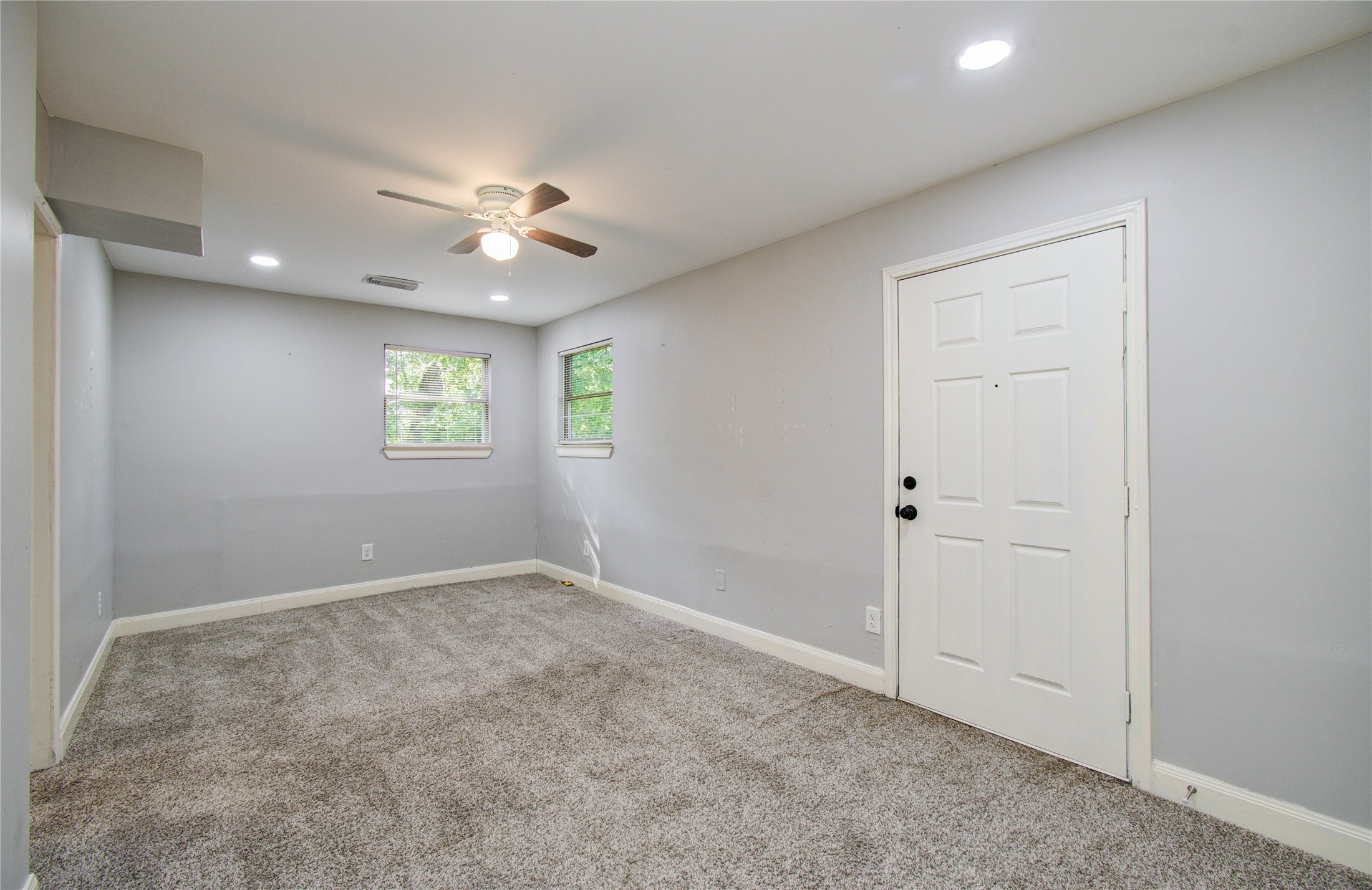 6830 New York Street Houston, TX 77021 - Photo 15 of 28 an empty room with windows and fan
