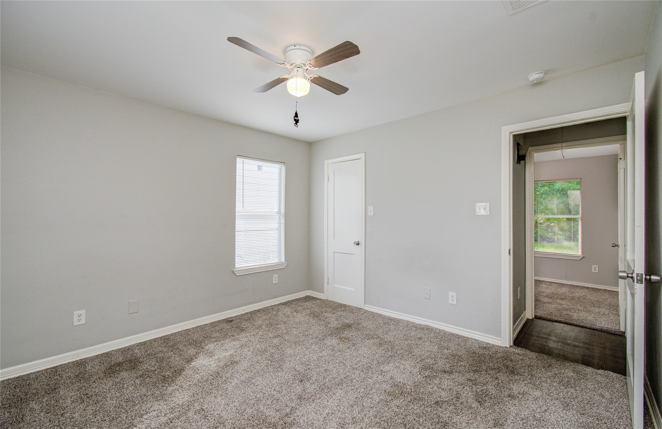6830 New York Street Houston, TX 77021 - Photo 20 of 28 an empty room with windows and closet