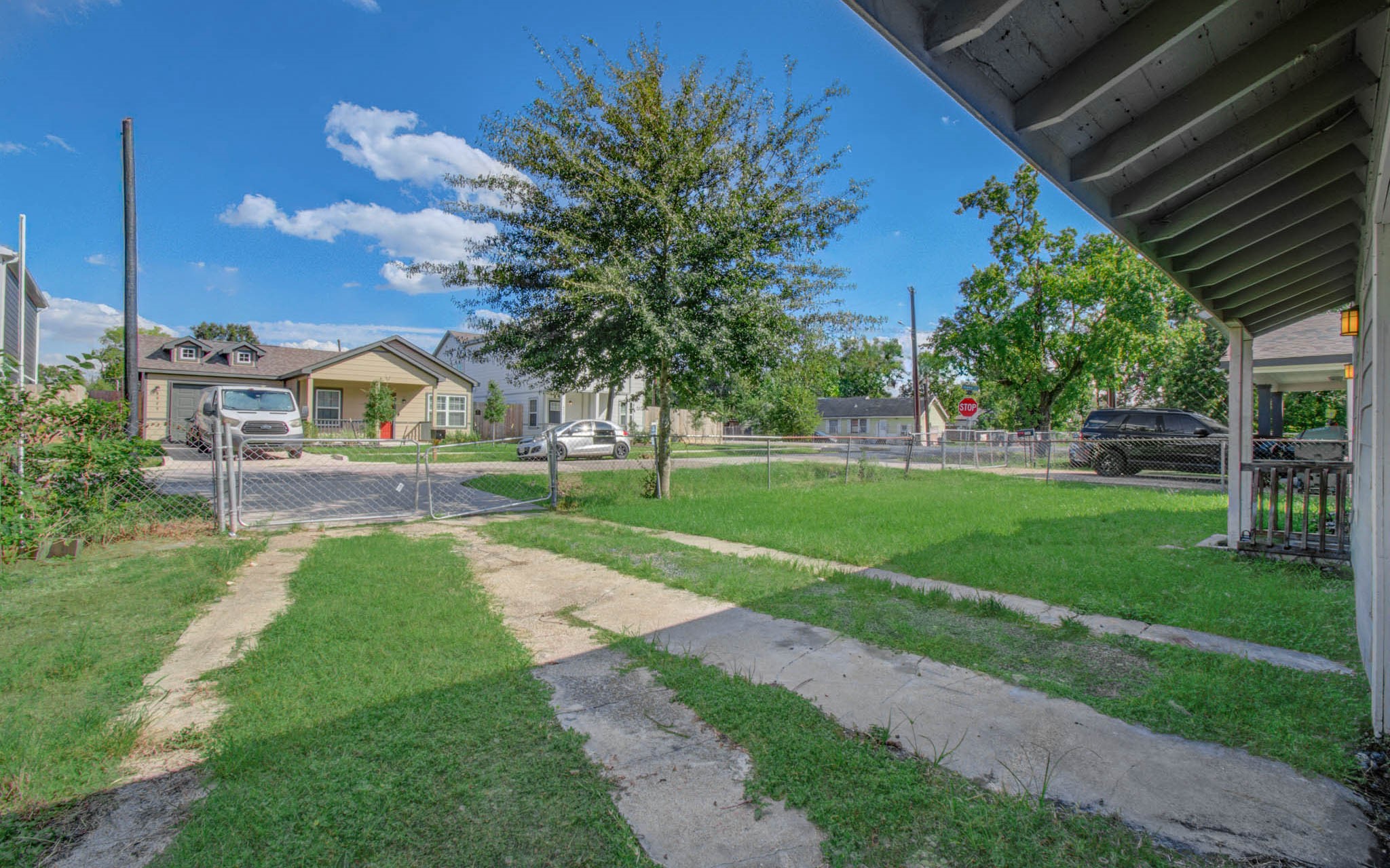 6830 New York Street Houston, TX 77021 - Photo 4 of 28 a house view with a garden space