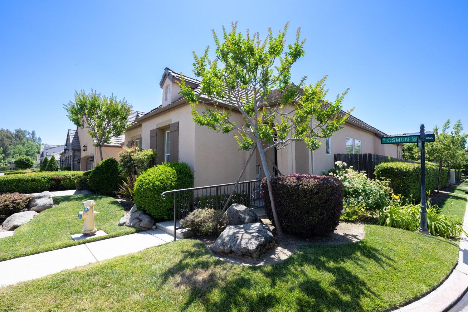 1778 Osmun Avenue Clovis, CA 93619 - Photo 35 of 35 a backyard of a house with lots of green space