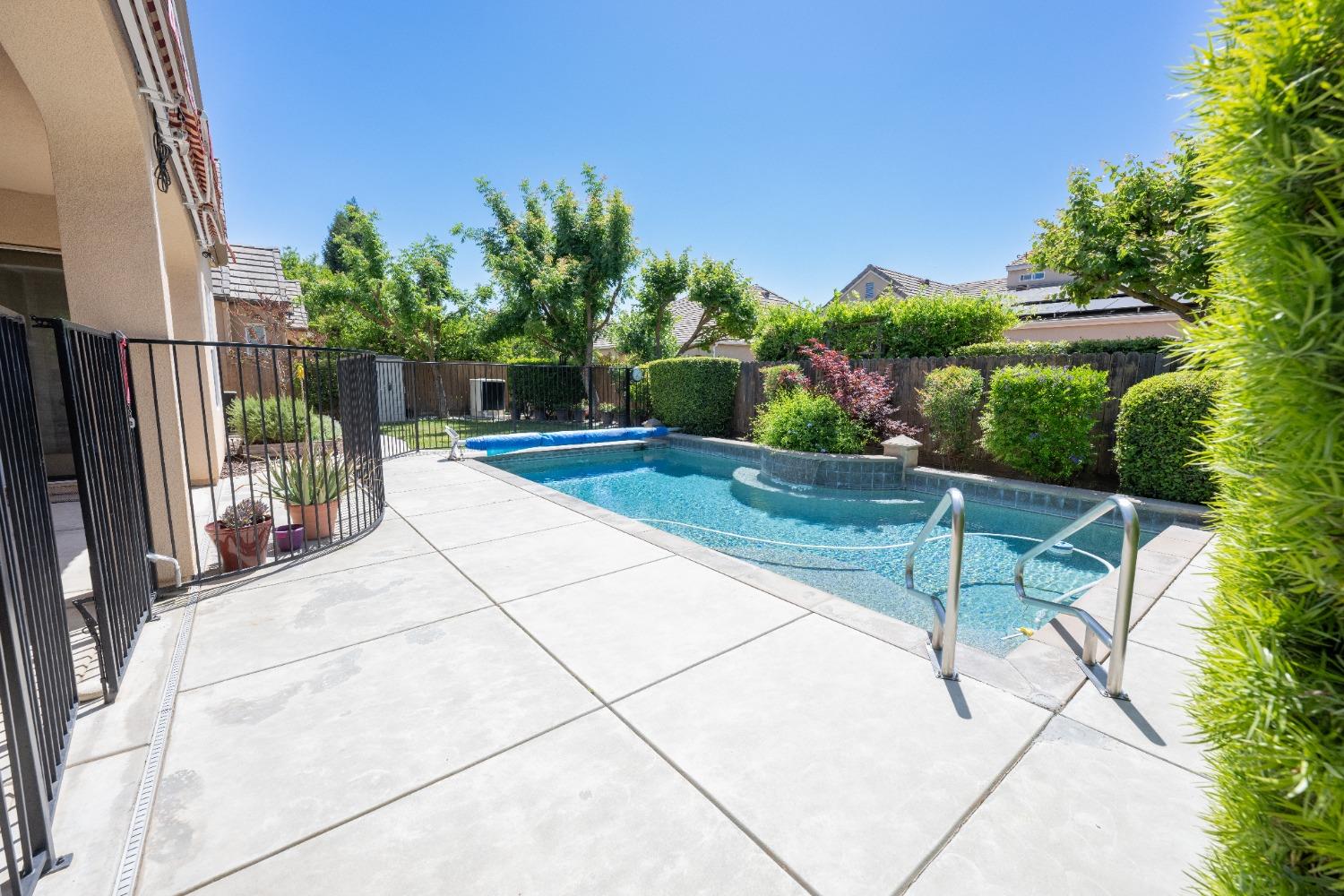 1778 Osmun Avenue Clovis, CA 93619 - Photo 4 of 35 a view of a backyard