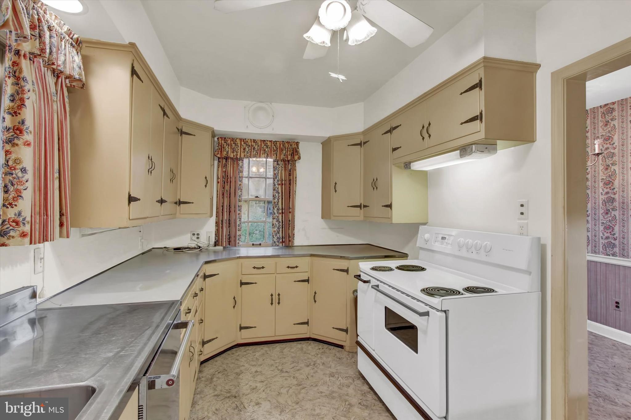 137 Peyton Road York, PA 17403 - Photo 17 of 36 Kitchen