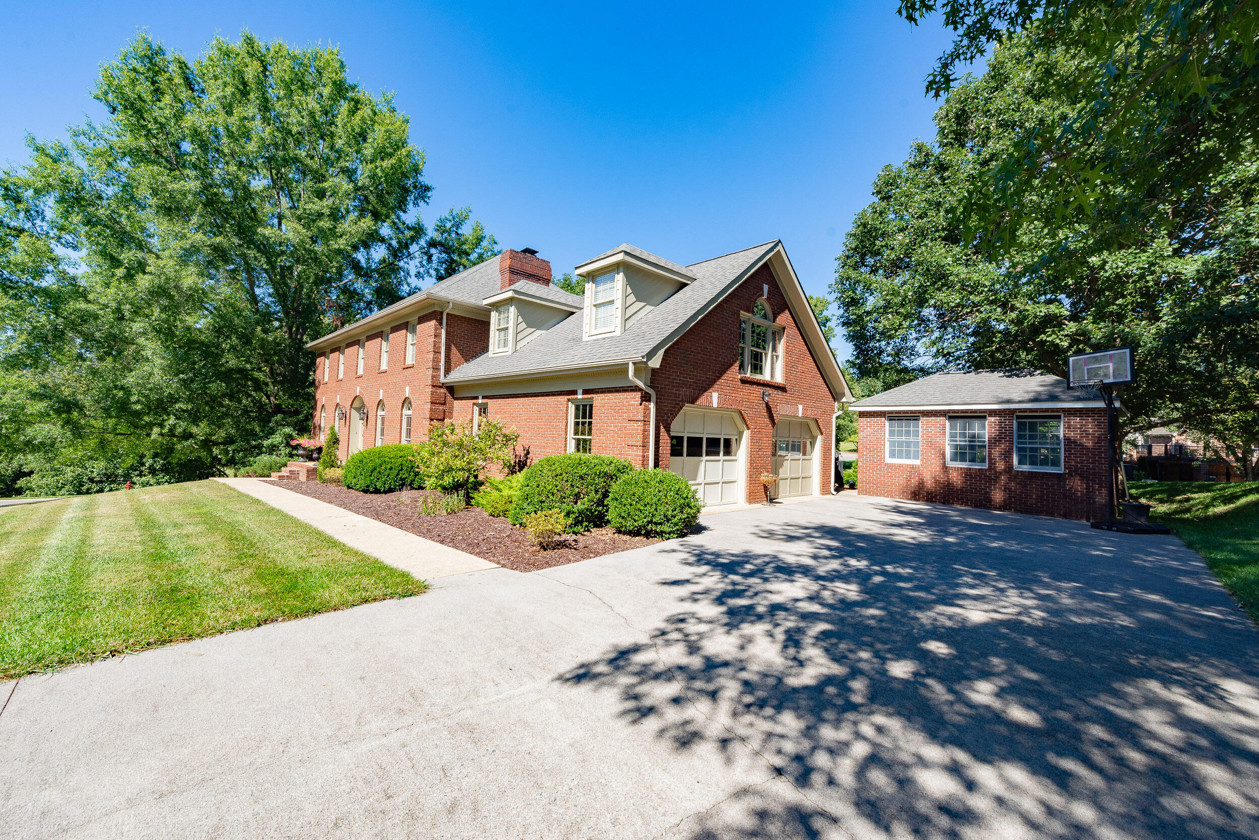 101 Partridge Place Kingsport, TN 37663 - Photo 6 of 50 Driveway View