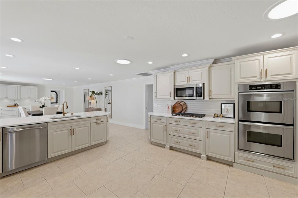 2080 Hawaii Avenue Northeast St. Petersburg, FL 33703 - Photo 15 of 58