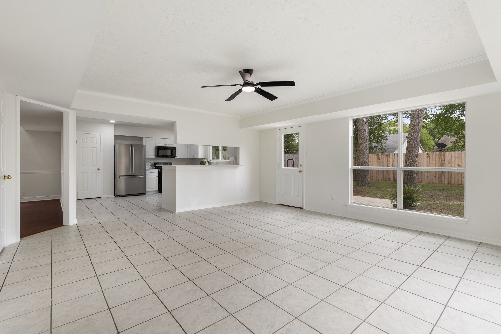 4715 Towermont Lane Spring, TX 77388 - Photo 6 of 35 The open flow of the family room and kitchen make everyday living easy.