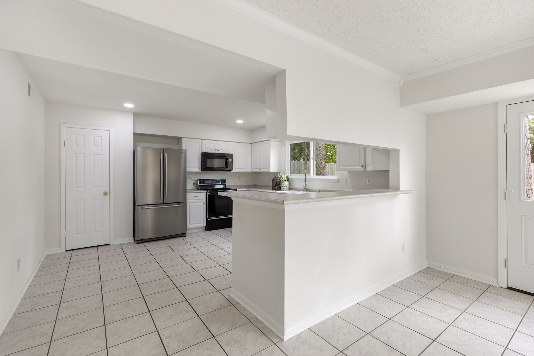 4715 Towermont Lane Spring, TX 77388 - Photo 9 of 35 The wide open kitchen provides a convenient breakfast bar in addition to the breakfast space making this a great eat-in option for a quick meal.