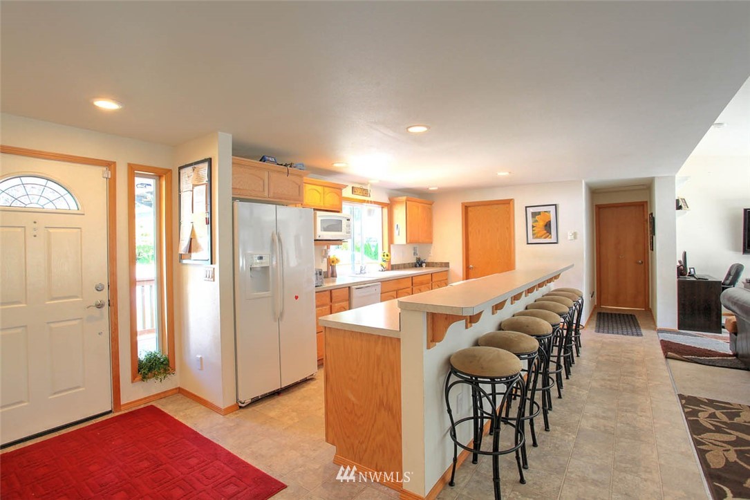 6709 Northeast 2nd Place Renton, WA 98059 - Photo 4 of 22