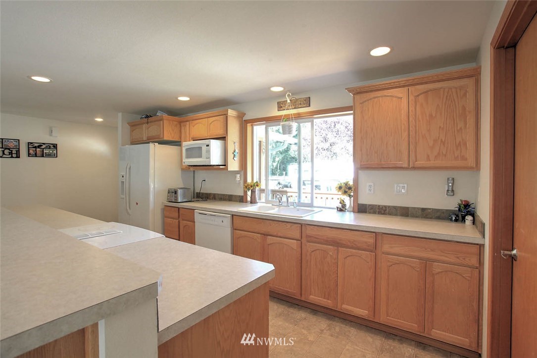 6709 Northeast 2nd Place Renton, WA 98059 - Photo 5 of 22