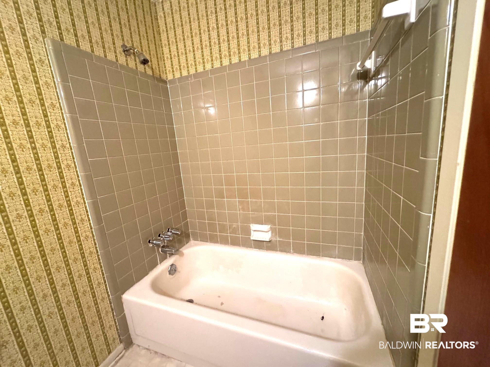 5198 Lancelot Drive Mobile, AL 36619 - Photo 14 of 30 Full bathroom with wallpapered walls and shower / bath combination