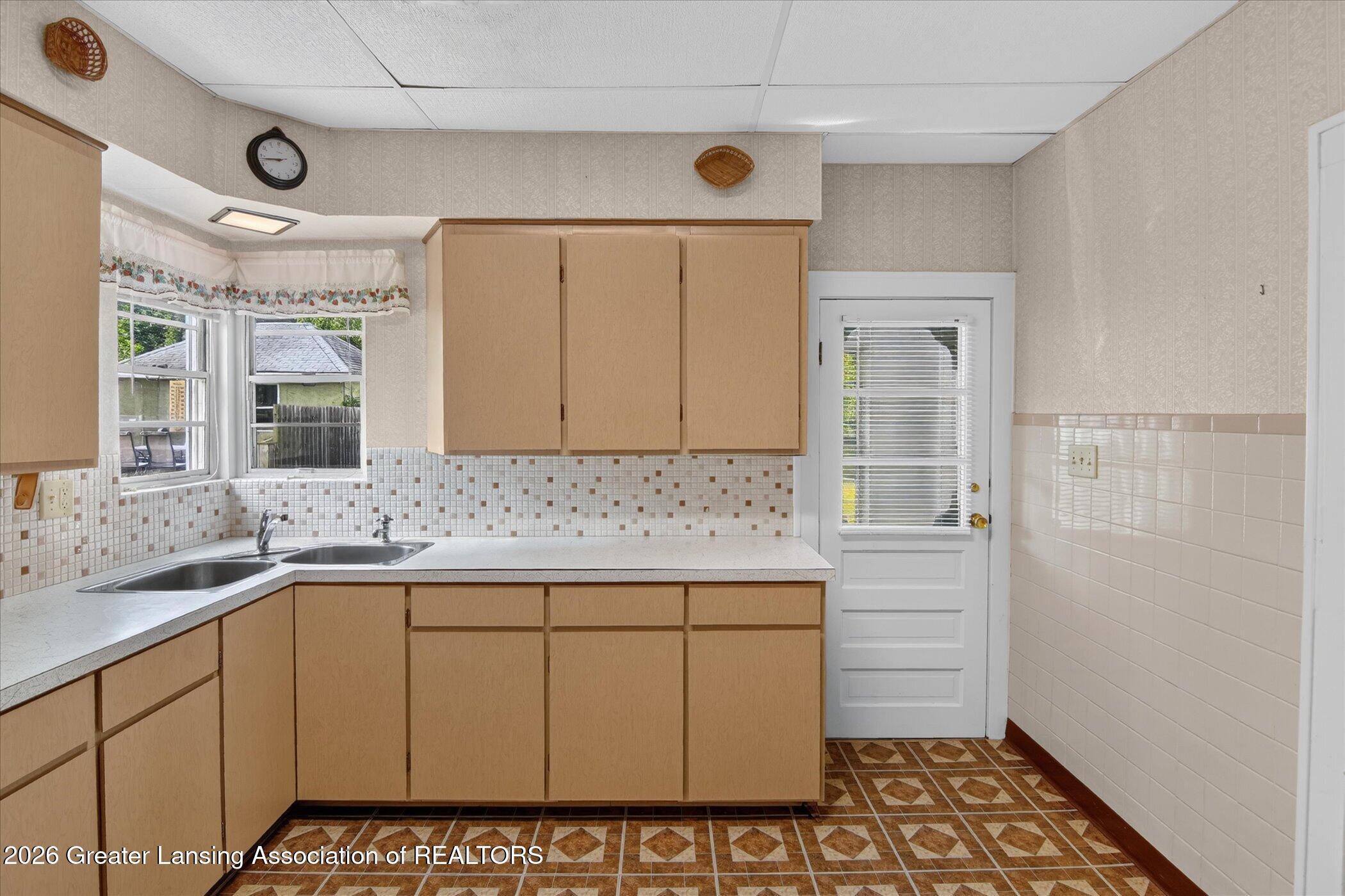 709 Rock Street Jackson, MI 49202 - Photo 21 of 53 21-709-Rock-St-WindowStill