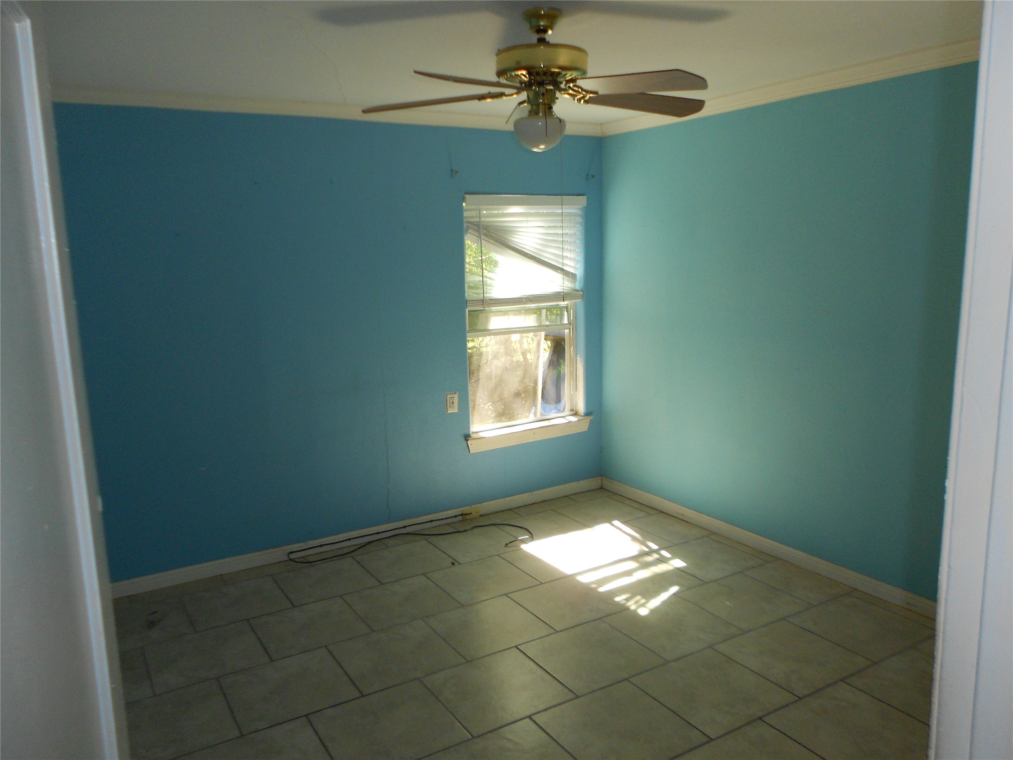 1423 Berene Avenue Austin, TX 78721 - Photo 15 of 24 an empty room with windows and fan