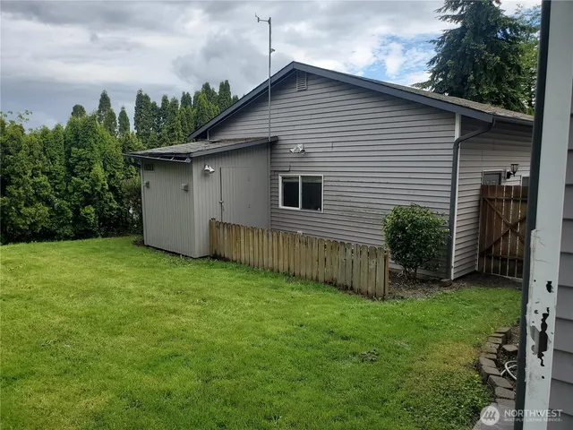 a view of a house with a backyard