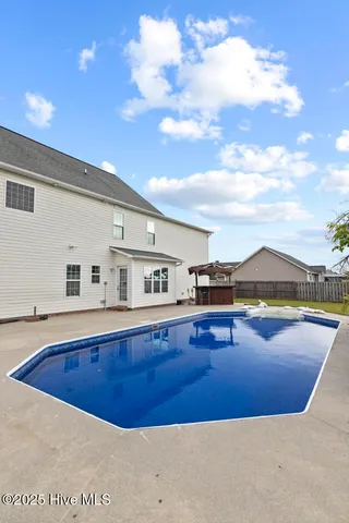 $349,900 | 102 Farmington Drive, Richlands, NC 28574