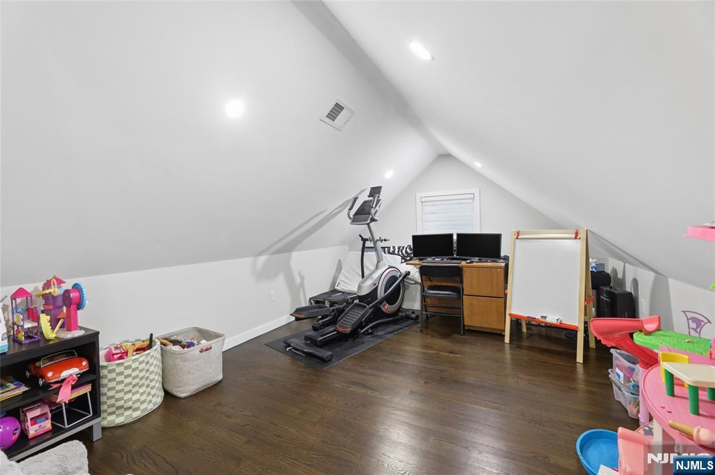373 Briarcliffe Road Teaneck, NJ 07666 - Photo 19 of 29