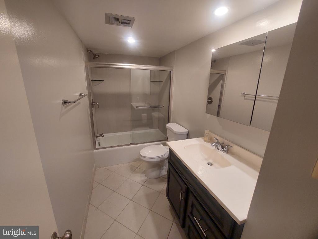 1523 Northgate Square, Unit 15231B Reston, VA 20190 - Photo 10 of 12 a bathroom with a sink a toilet and shower