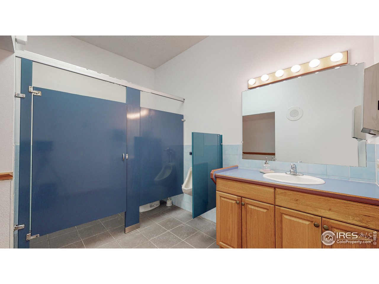 6783 Baseline Road Boulder, CO 80303 - Photo 25 of 40 Men's Bathroom