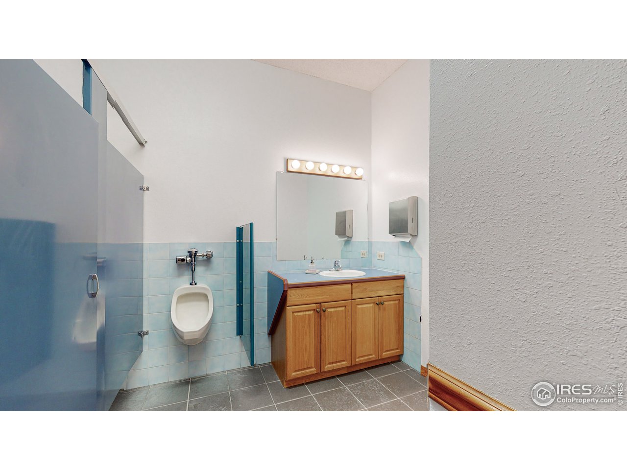 6783 Baseline Road Boulder, CO 80303 - Photo 26 of 40 Mens Bathroom