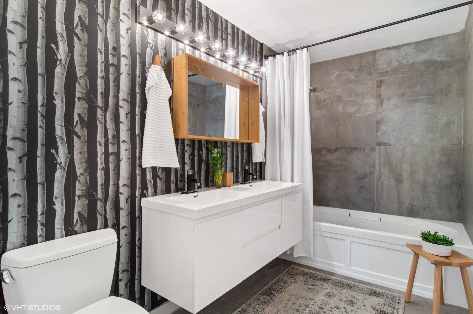 235 West Van Buren Street, Unit 1815 Chicago, IL 60607 - Photo 8 of 17 a bathroom with a toilet a sink and a bathtub