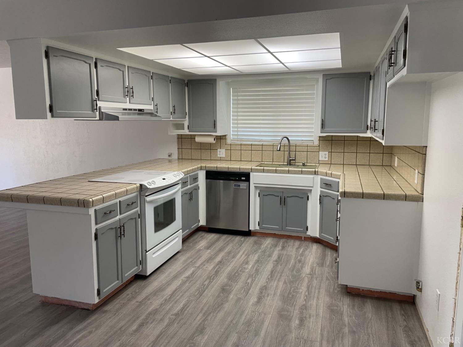 1077 Raymond Road Hanford, CA 93230 - Photo 2 of 13 Gallery Image 2