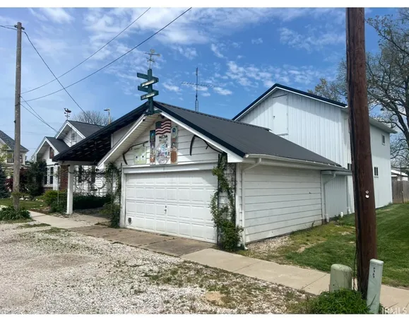 $150,000 | 107 6th Street, St. Francisville, IL 62460