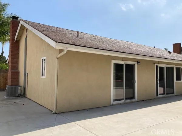 a view of a house with a backyard