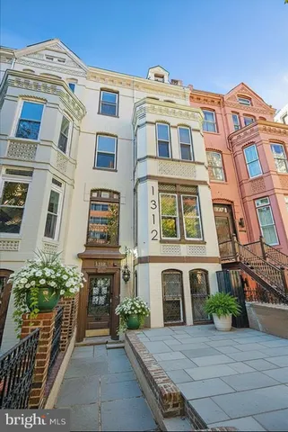 a view of a livingroom with furniture and a ceiling fan