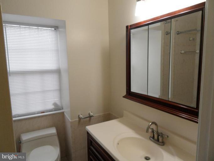 2388 Hunters Square Court Reston, VA 20191 - Photo 10 of 21 Upstairs Full Bathroom with Shower/Tub