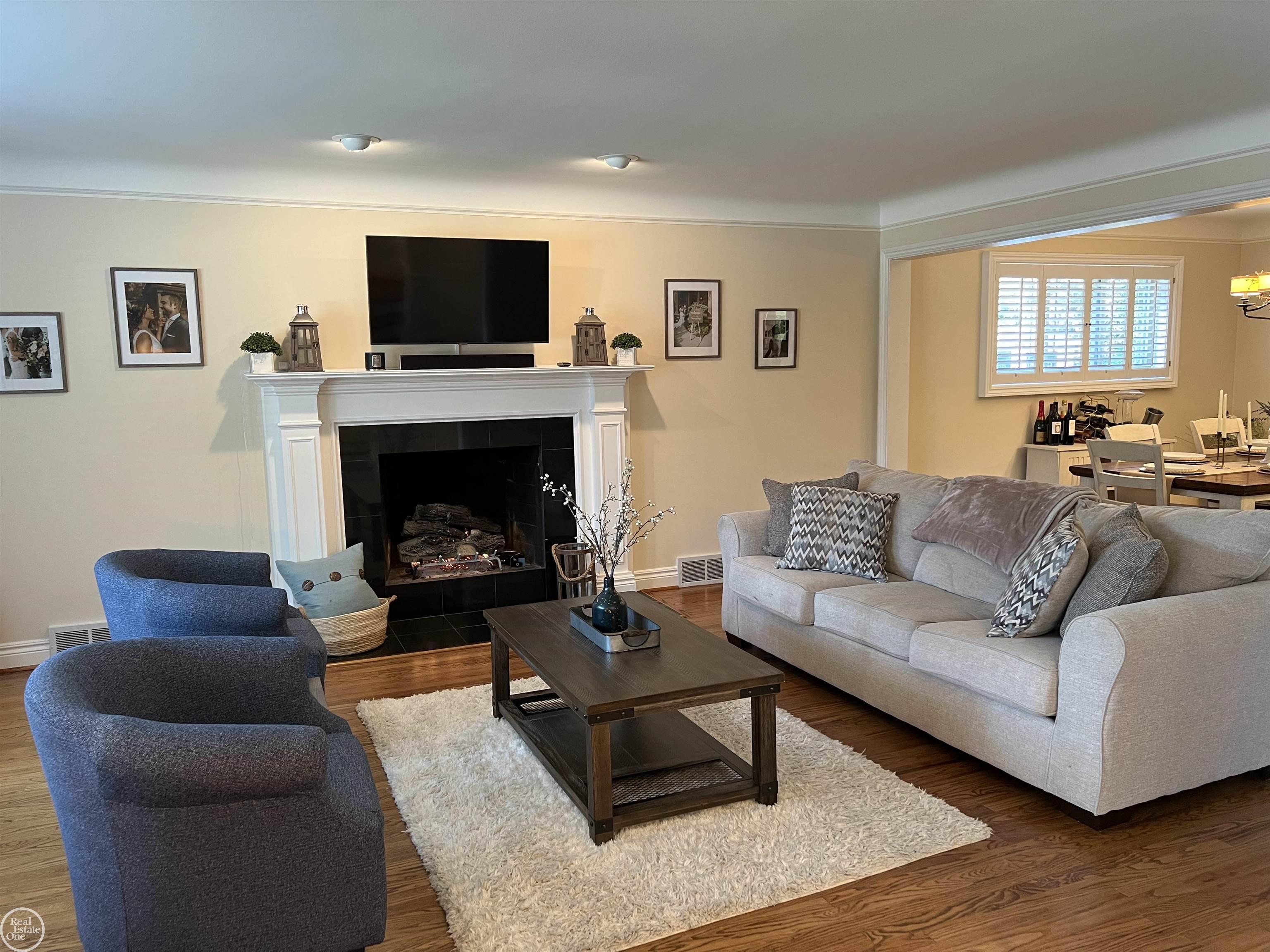 1870 Prestwick Road Grosse Pointe, MI 48236 - Photo 9 of 66 50155436-d548dd30-bca0-4661-b11e-5d74cd90a012.JPG
