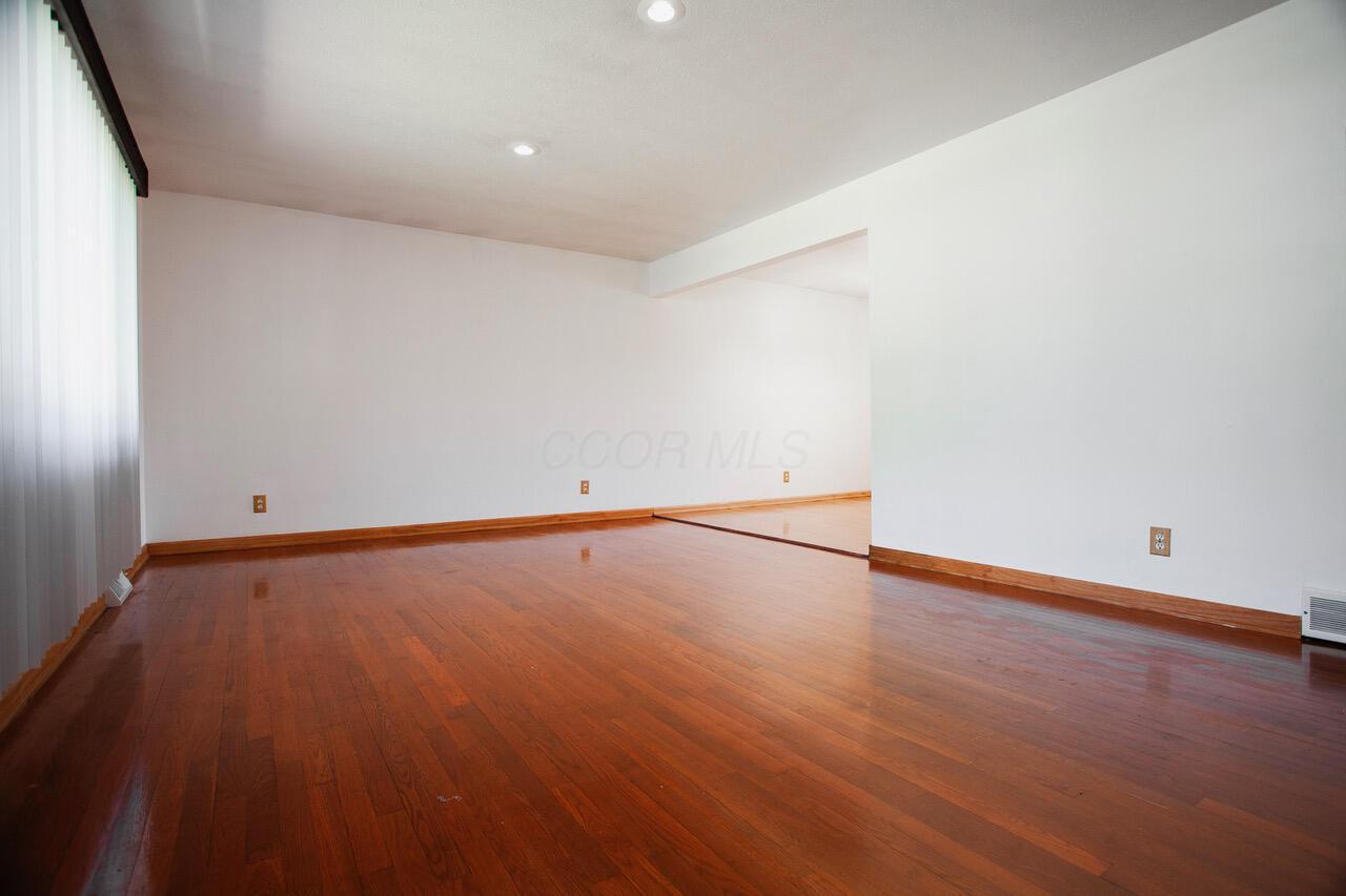 1264 Shady Lane Road Columbus, OH 43227 - Photo 4 of 20 Living Room