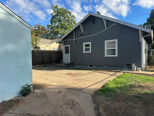 a house with swimming pool in front of it