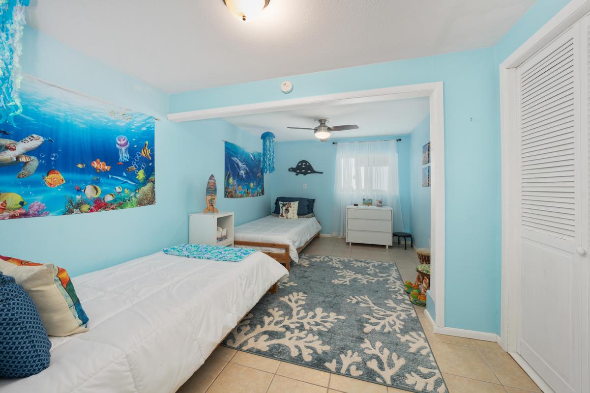 85-4563 Hawaii Belt Road Captain Cook, HI 96704 - Photo 25 of 30 a bedroom with a bed and a window