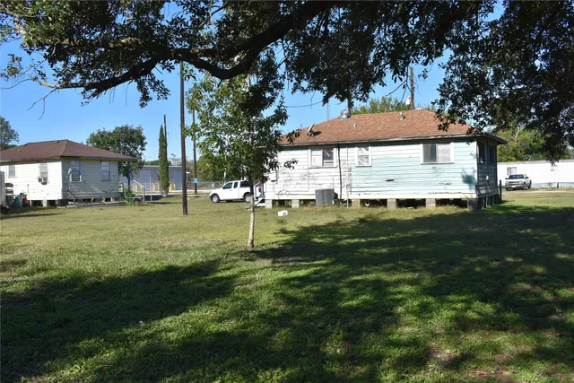 a view of a house with a backyard