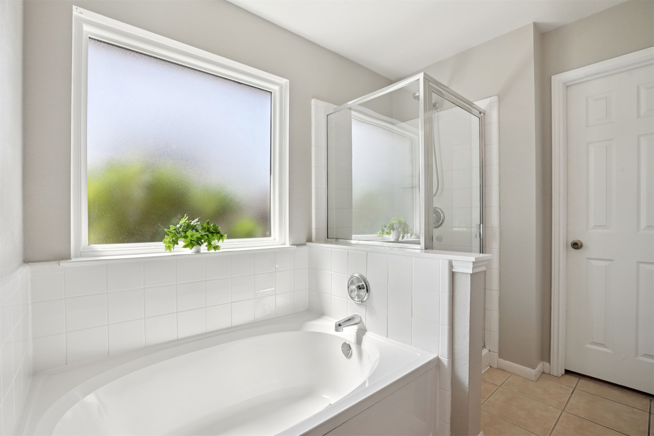902 Ridgemont Circle Leander, TX 78641 - Photo 15 of 34 a bathroom with bathtub and shower