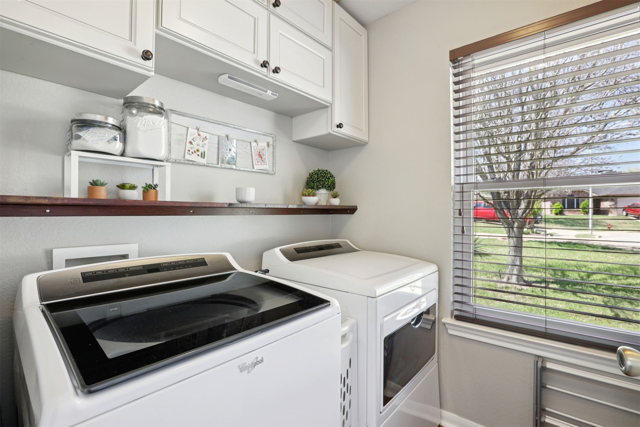 902 Ridgemont Circle Leander, TX 78641 - Photo 19 of 34 a utility room with dryer and washer