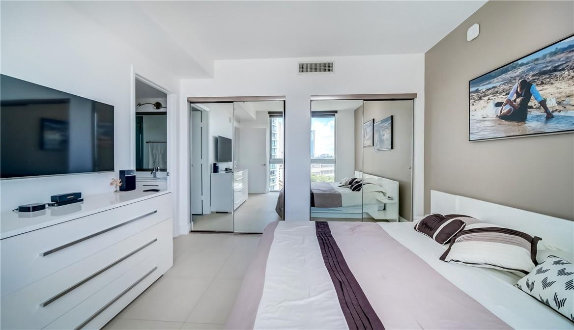 92 Southwest 3rd Street, Unit 1606 Miami, FL 33130 - Photo 12 of 62 a en suite spacious bathroom with 2 sink tub and mirror