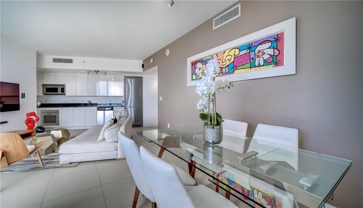 92 Southwest 3rd Street, Unit 1606 Miami, FL 33130 - Photo 5 of 62 a living room with furniture