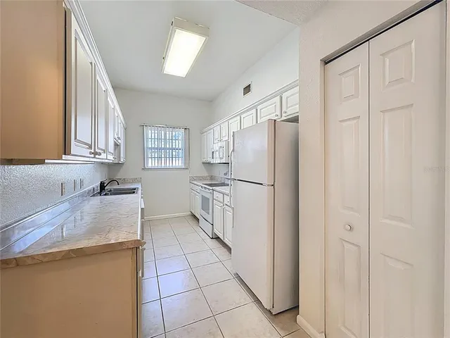an empty room with fan and a ceiling fan