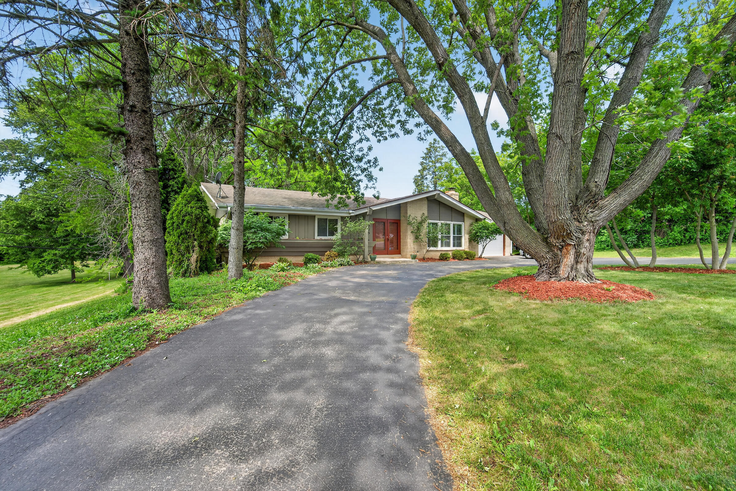 3745 Pilgrim Road Brookfield, WI 53005 - Photo 23 of 30 Circular Drive